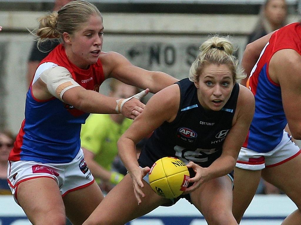 Sarah Hosking of the Blues breaks from the pack during the Round 6 AFLW match between the Carlton Blues and the Melbourne Demons at Ikon Park in Melbourne, Sunday, March 11, 2018. (AAP Image/Hamish Blair) NO ARCHIVING, EDITORIAL USE ONLY