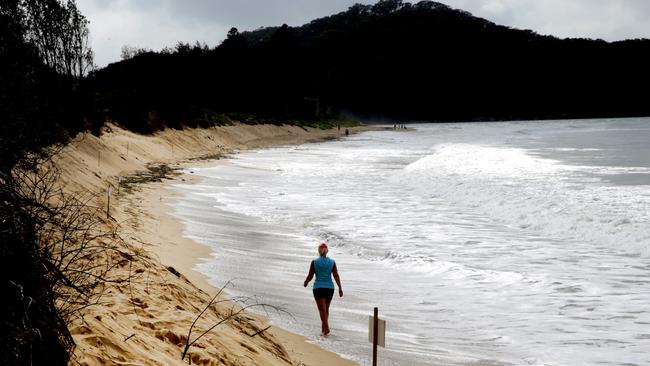 There’s almost no beach at Ocean Beach. (AAP image/ Mark Scott)