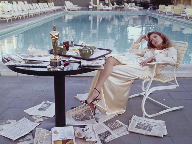 American actress Faye Dunaway takes breakfast by the pool with the day's newspapers at the Beverley Hills Hotel, 29th March 1977. She seems less than elated with her success at the previous night's Academy Awards ceremony, where she won the 1976 Oscar for Best Actress in a Leading Role for 'Network'.(Photo by Terry O'Neill/Iconic Images/Getty Images)