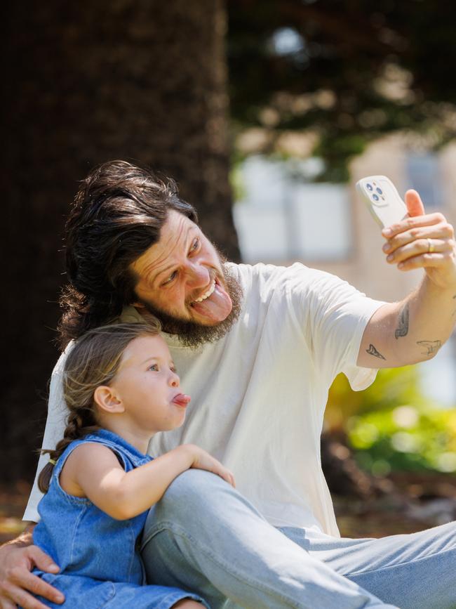 Dylan Wright takes a selfie with his daughter Piper. Photo: Tim Pascoe/The Daily Telegraph.