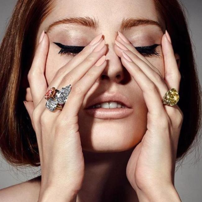 It might look like this model is holding her own hands to her face. Picture: Instagram / Nina Taylor