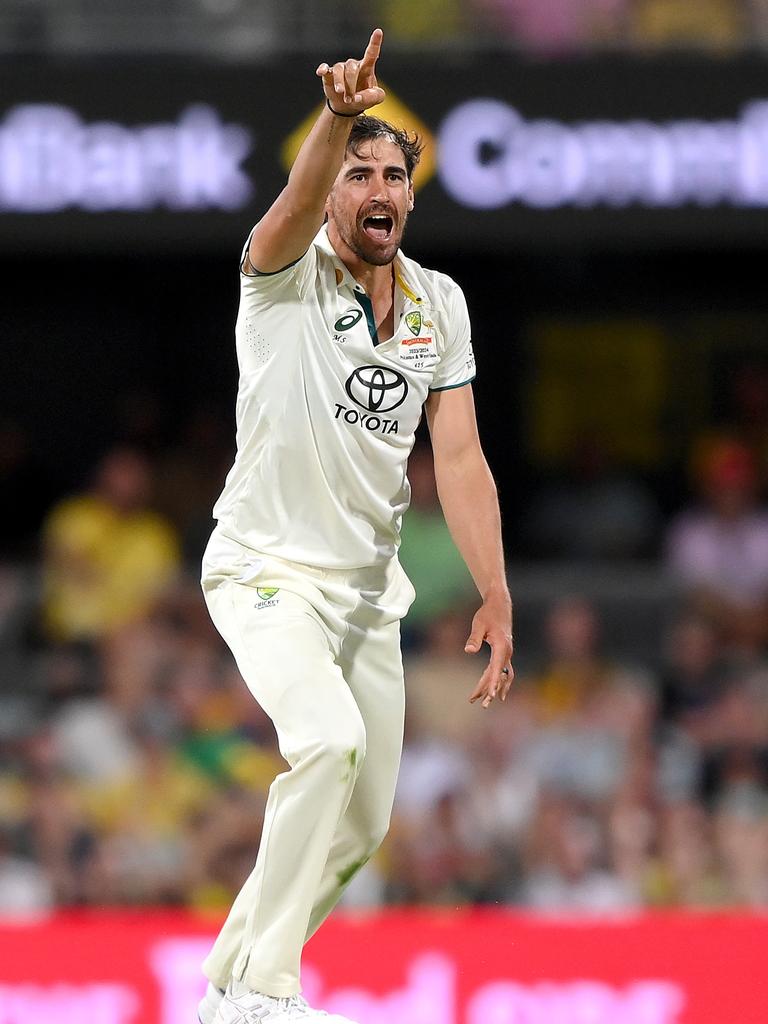 Mitchell Starc finished with 4-68.