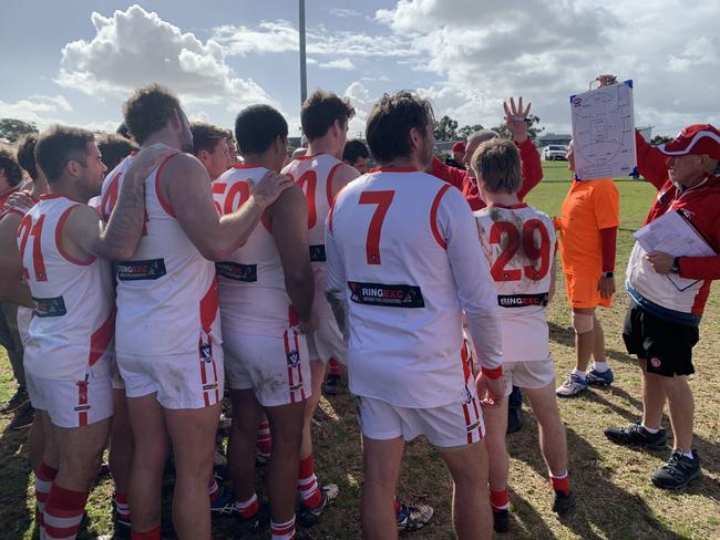 Dale Thomas (No.7) at the Sorrento huddle at quarter-time.