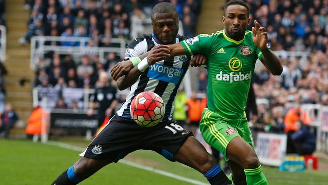 Newcastle United's Chancel Mbemba (L) vies with Sunderland's Jermaine Defoe (R).