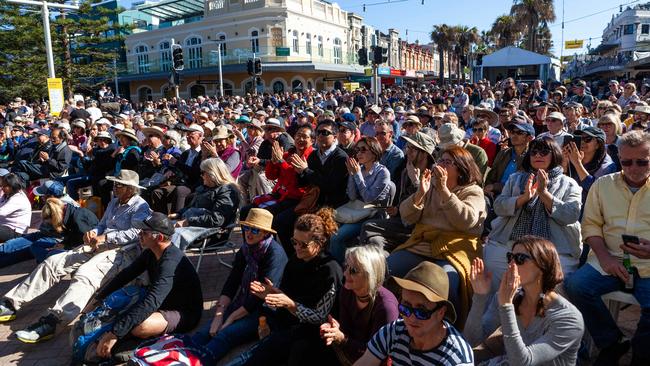 Manly Jazz Festival crowds in 2018. (AAP Image/Jordan Shields)