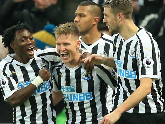 Newcastle United's Scottish midfielder Matt Ritchie (C) celebrates with teammates after scoring their second goal from the penalty spot during the English Premier League football match between Newcastle United and Manchester City at St James' Park in Newcastle-upon-Tyne, north east England on January 29, 2019. (Photo by Lindsey PARNABY / AFP) / RESTRICTED TO EDITORIAL USE. No use with unauthorized audio, video, data, fixture lists, club/league logos or 'live' services. Online in-match use limited to 120 images. An additional 40 images may be used in extra time. No video emulation. Social media in-match use limited to 120 images. An additional 40 images may be used in extra time. No use in betting publications, games or single club/league/player publications. /
