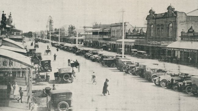 Bourbon Street looking west, Bundaberg, 1927. This thoroughfare was designed with wide streets intersecting at right angles and runs parallel to the river. Source: The Burnett and Isis Pictorial via Centre for the Government of Queensland