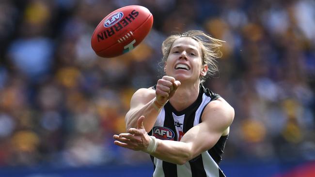 Tom Langdon handballs during Collingwood’s 2018 Grand Final loss to West Coast.