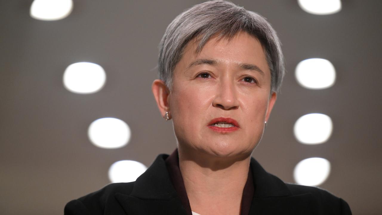 Foreign affairs minister Penny Wong chatted to Glam Slam organiser Rowen D’Souza during the women’s Glam Slam final on Friday. Picture: AAP Image/Lukas Coch via NCA Newswire