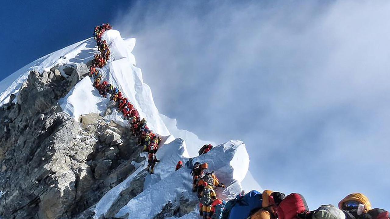 Everest Dağı’ndaki kalabalığın ‘çılgın’ videoları TikTok kullanıcılarını şok etti
