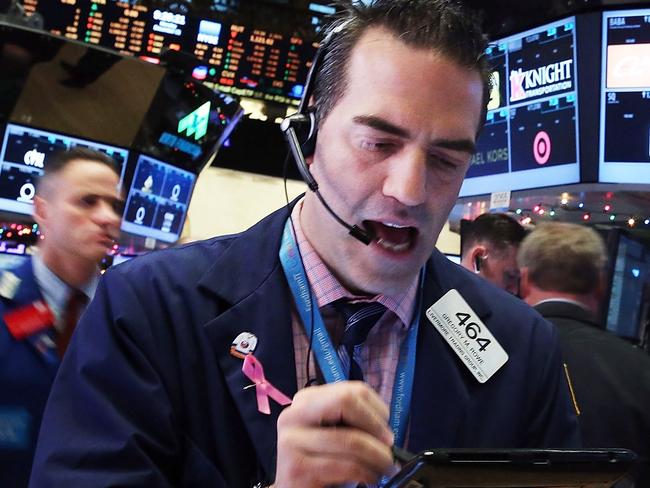 NEW YORK, NY - DECEMBER 21: Traders work on the floor of the New York Stock Exchange (NYSE) on December 21, 2015 in New York City. The Dow Jones industrial average was up over 100 points in morning trading following Friday's huge drop as the price of oil continued its yearly fall. Spencer Platt/Getty Images/AFP == FOR NEWSPAPERS, INTERNET, TELCOS & TELEVISION USE ONLY ==