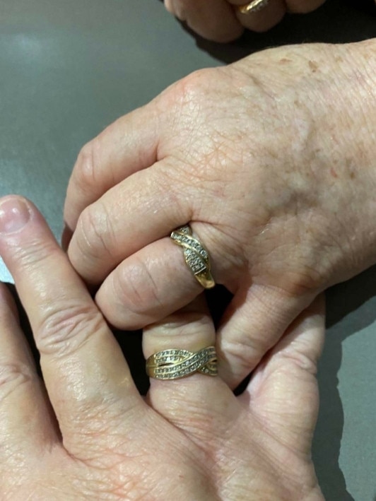 The sisters’ virtually identical eternity rings.