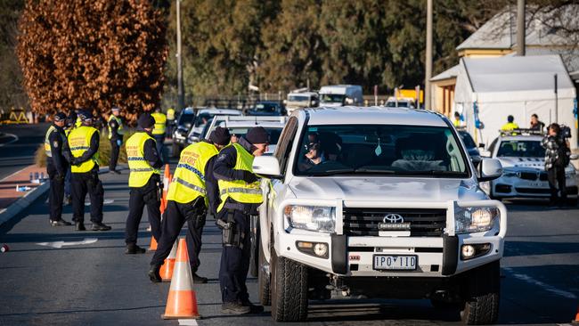 Police check motorists at a roadblock on the NSW border in Albury. Picture: NCA NewsWire / Simon Dallinger