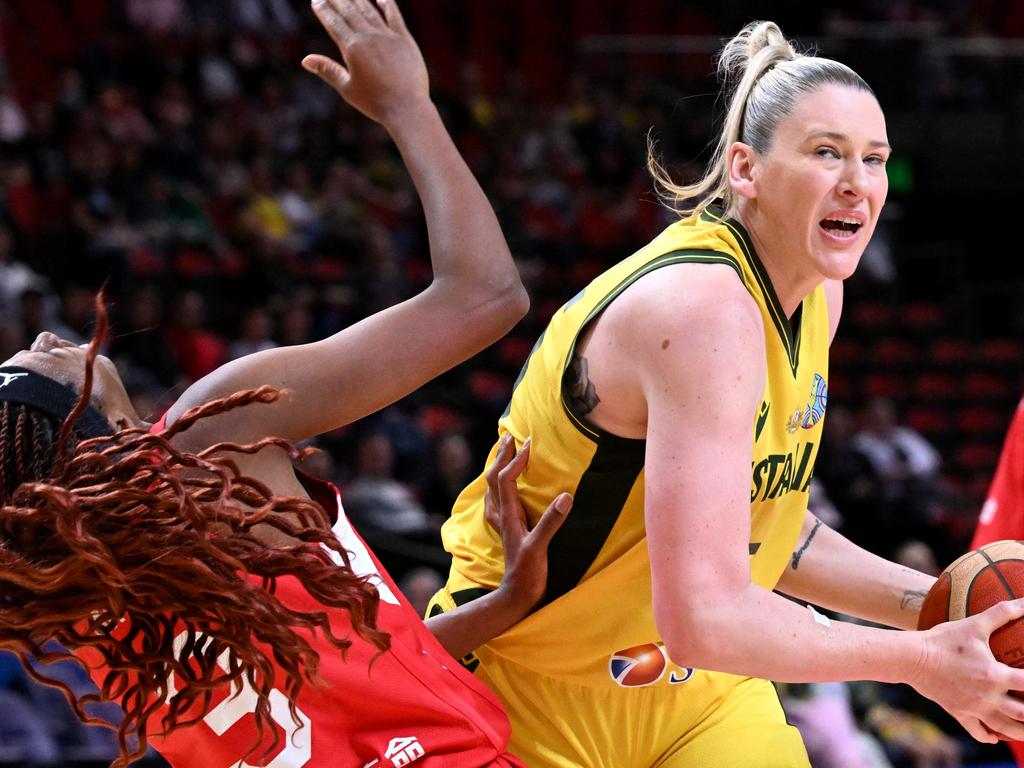 Lauren Jackson drives at the basket past Japan's Stephanie Mawuli during the Women's Basketball World Cup group B game between Australia and Japan. Photo: WILLIAM WEST / AFP).