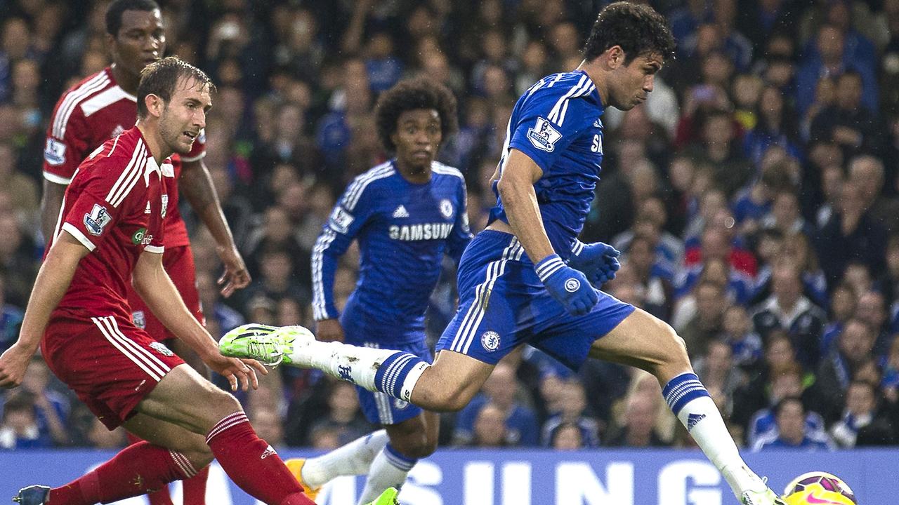 Chelsea's Brazilian-born Spanish striker Diego Costa (R) shoots at goal during the English Premier League football match between Chelsea and West Bromwich Albion at Stamford Bridge in London on November 22, 2014. AFP PHOTO/ANDREW COWIE == RESTRICTED TO EDITORIAL USE. NO USE WITH UNAUTHORIZED AUDIO, VIDEO, DATA, FIXTURE LISTS, CLUB/LEAGUE LOGOS OR 
