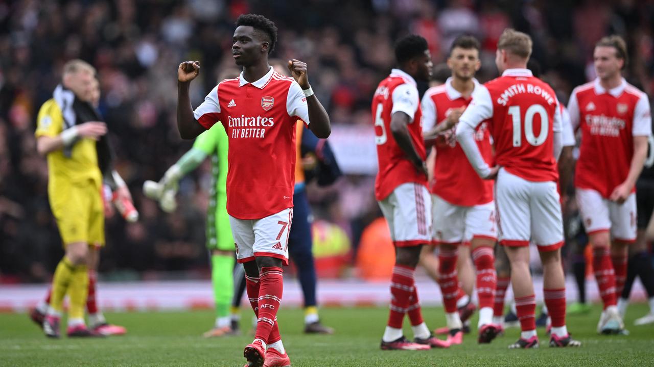 Bukayo Saka ăn mừng chiến thắng đậm của Arsenal.  (Ảnh của JUSTIN TALLIS/AFP)