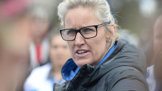 VU Western Spurs coach Debbie Lee addresses her players. Picture: Lawrence Pinder