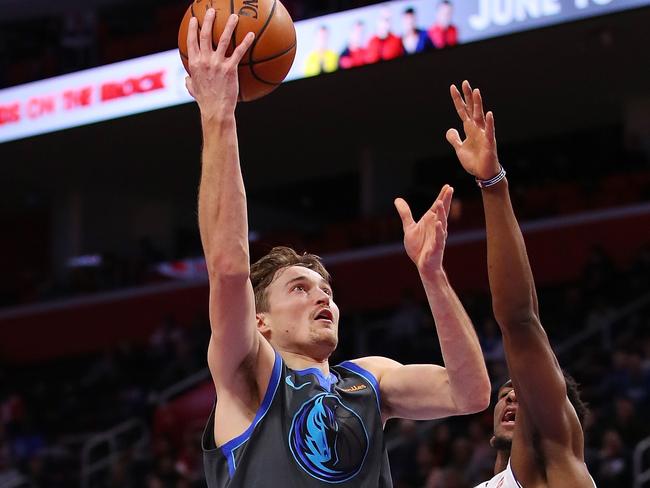 DETROIT, MICHIGAN - JANUARY 31: Ryan Broekhoff #45 of the Dallas Mavericks drives to the basket past Langston Galloway #9 of the Detroit Pistons during the first half at Little Caesars Arena on January 31, 2019 in Detroit, Michigan. NOTE TO USER: User expressly acknowledges and agrees that, by downloading and or using this photograph, User is consenting to the terms and conditions of the Getty Images License Agreement.   Gregory Shamus/Getty Images/AFP == FOR NEWSPAPERS, INTERNET, TELCOS & TELEVISION USE ONLY ==