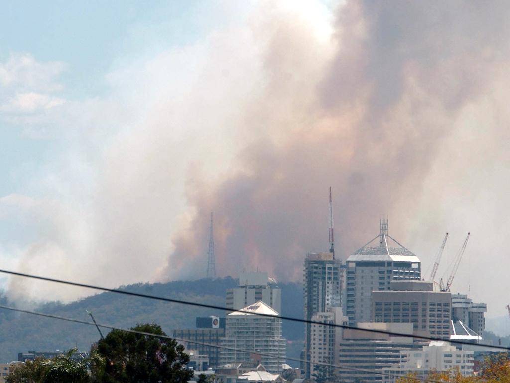 Fire on Mt Coot'tha in 2004. Picture: David Sproule