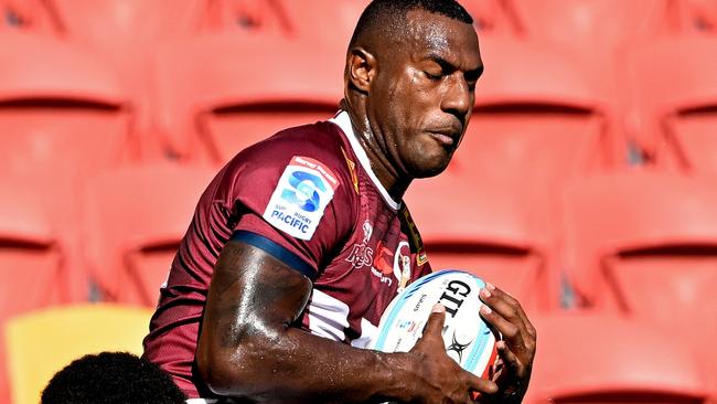 BRISBANE, AUSTRALIA - MARCH 19: Suliasi Vunivalu of the Reds catches the ball during the round four Super Rugby Pacific match between Queensland Reds and Fijian Drua at Suncorp Stadium, on March 19, 2023, in Brisbane, Australia. (Photo by Bradley Kanaris/Getty Images)