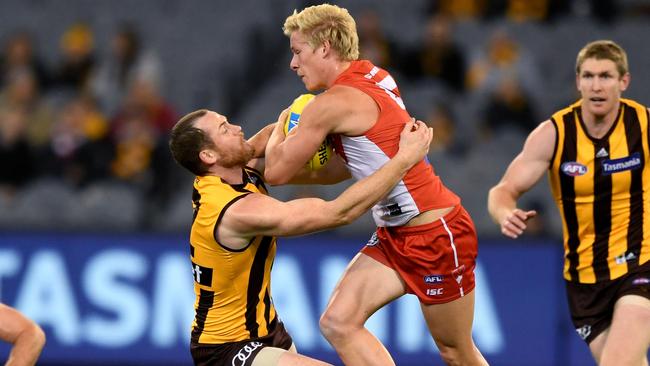 Jarryd Roughead tackles Isaac Heeney.