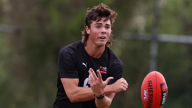 Campbell Chesser fires off a handpass. Picture: Michael Klein.