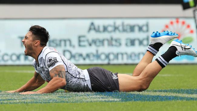 Shaun Johnson scores during the Auckland Nines.