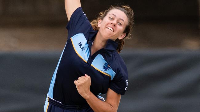 Schoolgirl Emma Hughes has been signed to the Sydney Sixers for the upcoming WBBL.