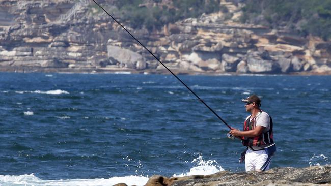 Rock fisherman dies after being swept into ocean at Manly without life  jacket - ABC News