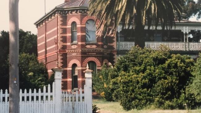 Carey Grammar has purchased the Kalimna mansion on Sackville St, currently owned by alternate independent school Preshil.