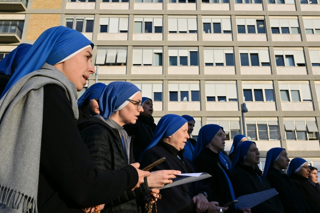 Pope begins second week in hospital, cancels Angelus prayer