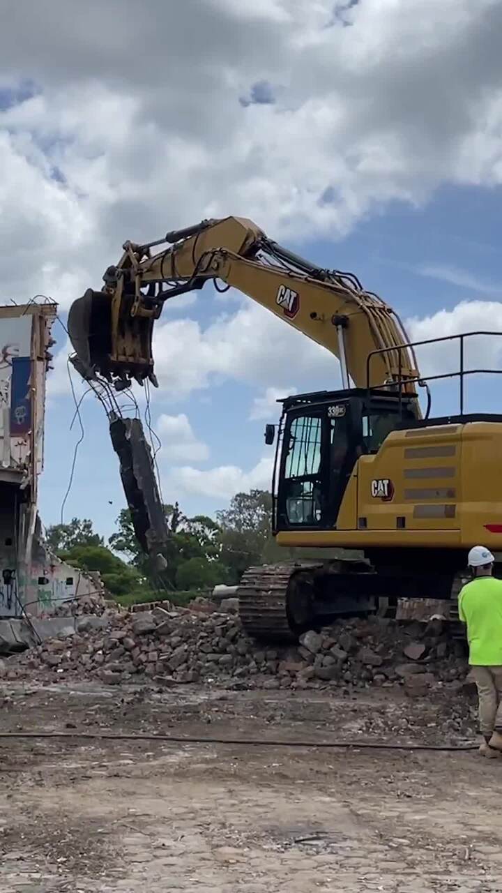 Demolition ramps up on abandoned building at Loganholme