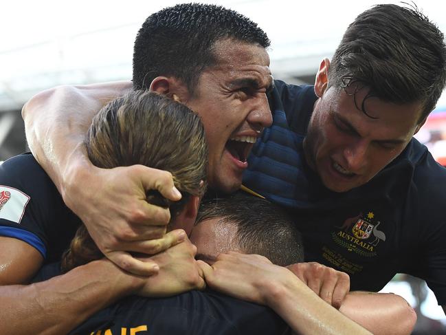 Australia's forward James Troisi (C) celebrates scoring with team mates during the 2017 Confederations Cup group B football match between Chile and Australia at the Spartak Stadium in Moscow on June 25, 2017. / AFP PHOTO / Yuri KADOBNOV