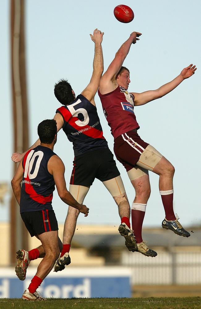 East Gippsland Football Netball League, Round 14, Bairnsdale Redlegs V Lakes Entrance Seagulls. Mark Sellings, 10, Matthew Dick, 5, Bairnsdale Redlegs, (black, red) and Sam Nickless, 16, Lakes Entrance Seagulls, (light brown, white)