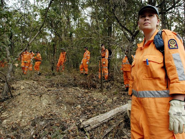 SES volunteers search bushland at Seven Hills Reserve in 2003 in the hunt for Wendy Darvill.