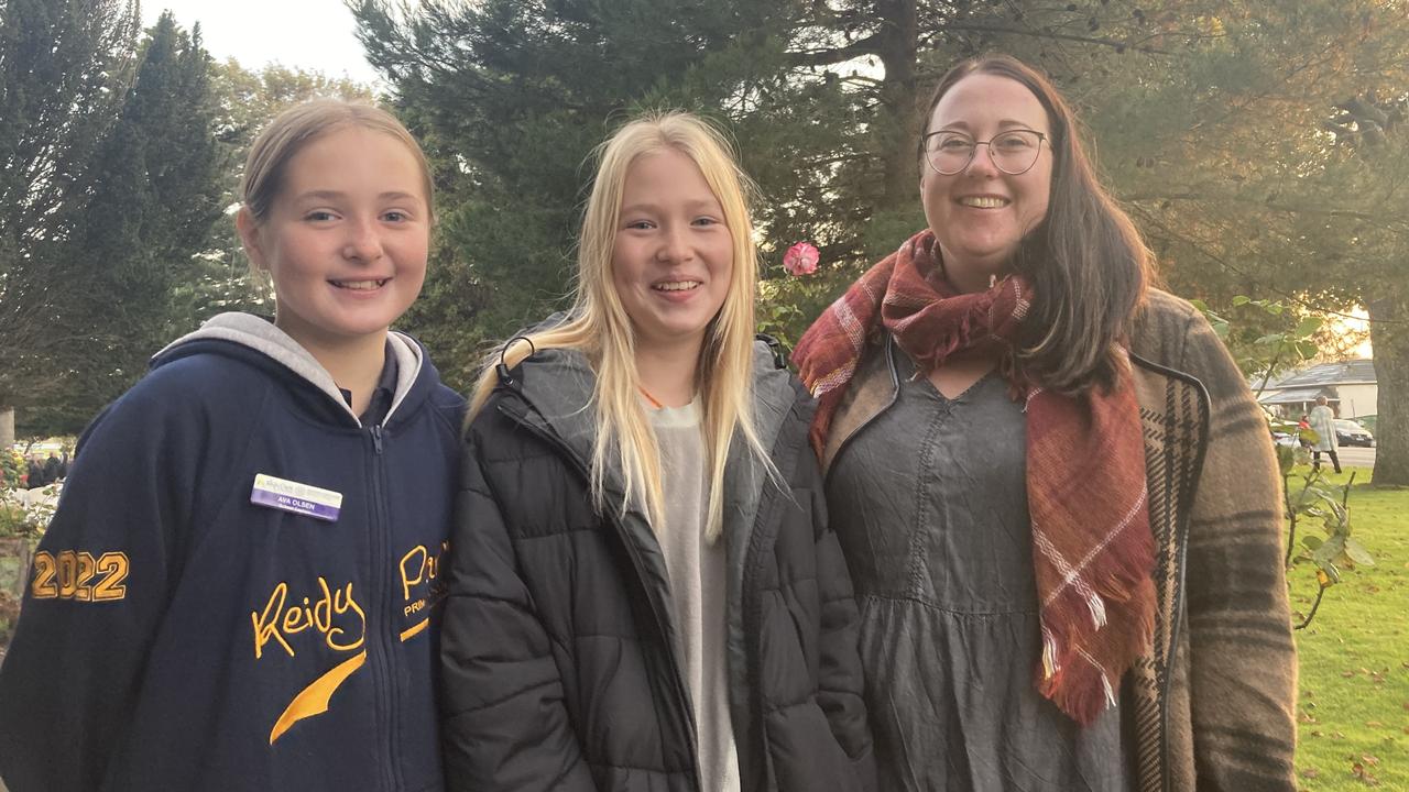 Mount Gambier Anzac Day 2022. Ava, Tilly and Andrea McCade from Reidy Park Primary School. Picture: Arj Ganesan