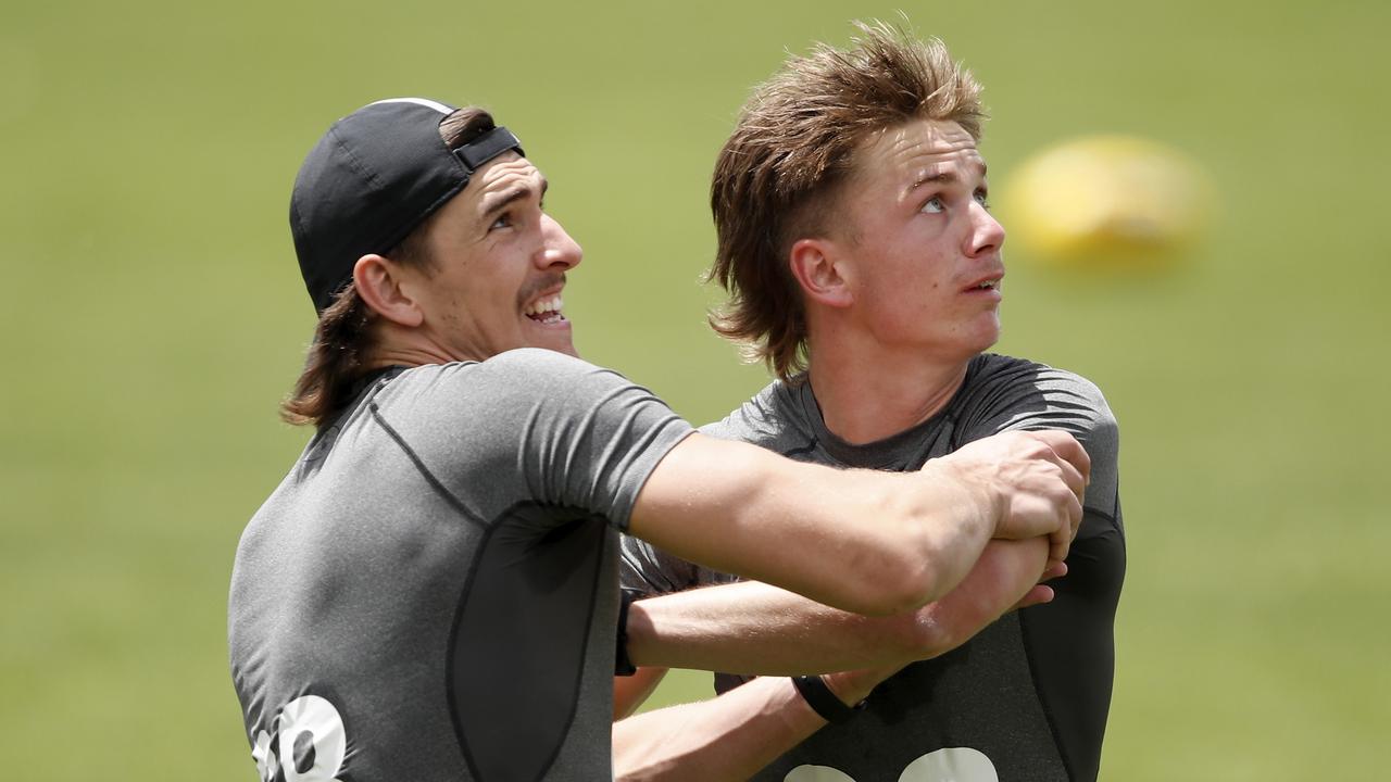 Zavier Maher of the Murray Bushrangers (L) and Harry Sharp of the GWV Rebels compete for the ball during the 2020 NAB AFL Draft Victoria Training Day (Photo by Dylan Burns/AFL Photos via Getty Images).