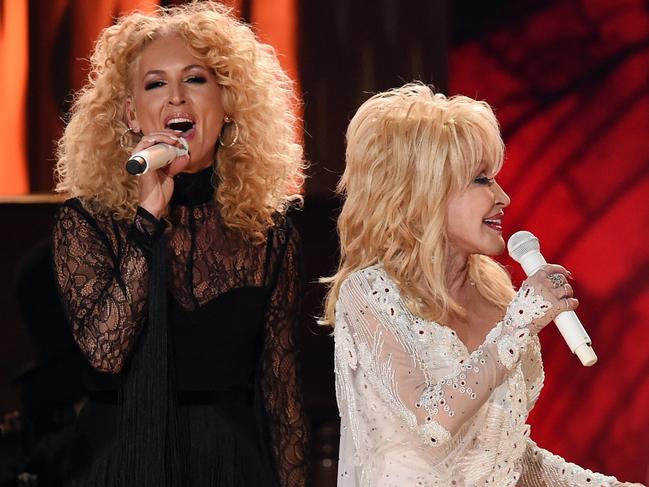 Dolly Parton performs with Kimberly Schlapman of Little Big Town onstage during the Grammys. picture: Getty