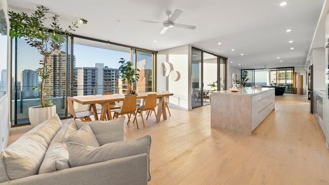 1501/5 Pacific St, Main Beach sold for $4m.