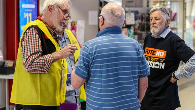 Yes and No supporters talk with an AEC Marshall Picture: Russell Millard Photography