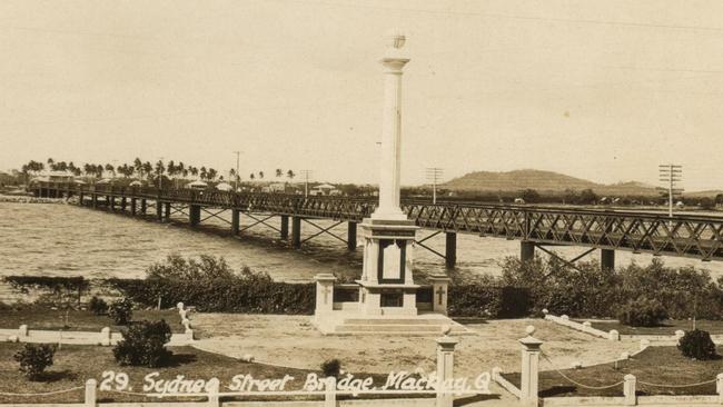 The cenotaph pictured in the 1930s in River Street. The Sydney Street Bridge, later replaced by the Forgan Bridge is pictured in the background. Picture: Unknown