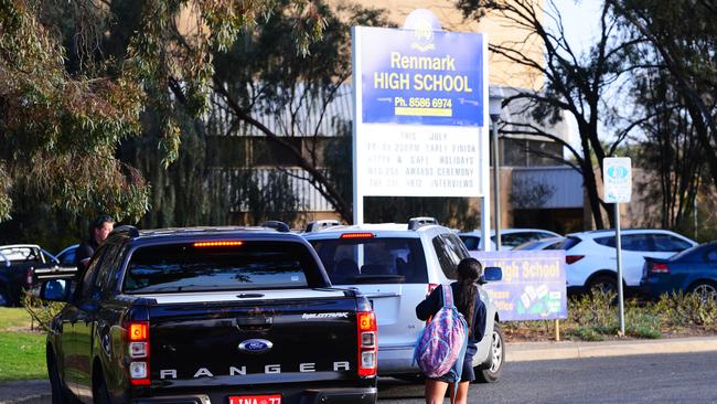 Renmark High School students arriving back on Wednesday. Image AAP/Mark Brake)