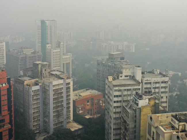 An aerial view shows the skyline engulfed in heavy smog in New Delhi on November 17, 2024. Delhi and the surrounding metropolitan area, home to more than 30 million people, consistently tops world rankings for air pollution in winter. (Photo by Sajjad HUSSAIN / AFP)