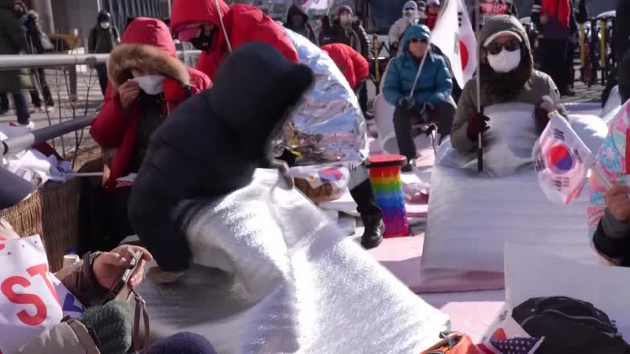 S.Korean protesters keep warm on coldest day of winter yet