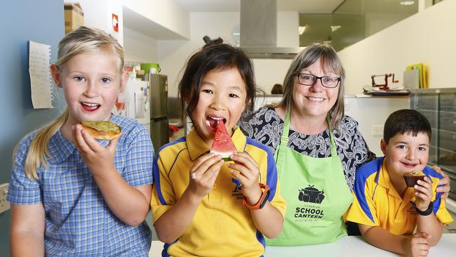 The Tasmanian School Canteen Association says Tasmania can lead the way in revolutionising the way schools provide lunch.  Pictured at Albuera Street Primary School, which has achieved gold standard accreditation, is Mia Kumpulainen, 6, Stacey Duan, 5, Julie Dunbabin, and Luke O'Neill, 6. Picture: MATT THOMPSON