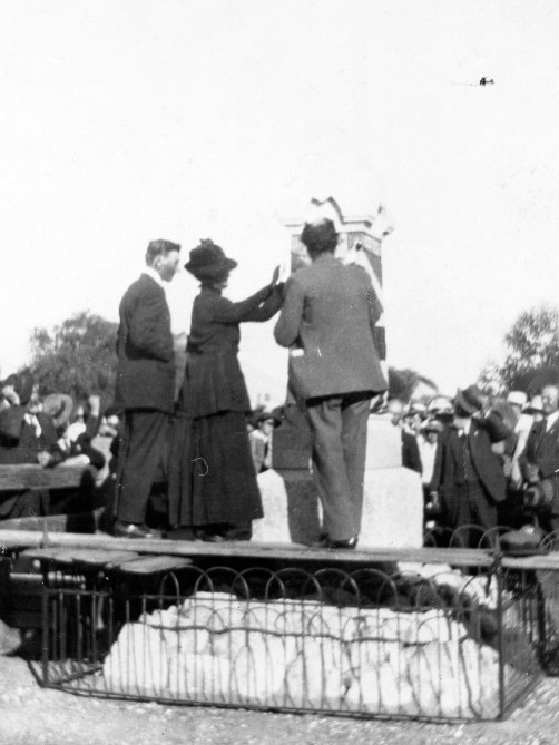 Sarah Marlow and her son Allan Marlow unveiling the war memorial at Mologa in 1920.