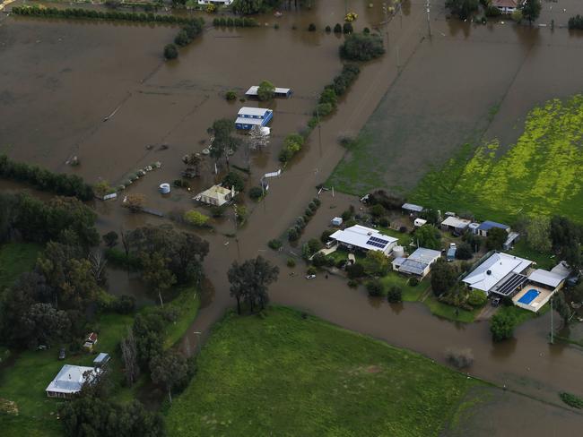 The worst isn’t over yet for Forbes as flood waters start to rise on the town. Picture: Dylan Robinson