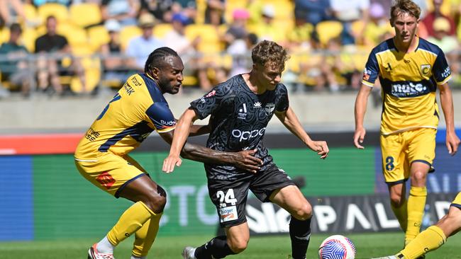 Mariners defender Brian Kaltak (left) tries to halt the progress of Phoenix attacker: Oskar van Hattum at Sky Stadium on Tuesday. Picture: Mark Tantrum/Getty Images