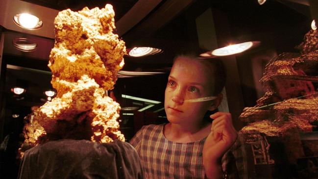 Jemima Ryan looking at world's second largest gold nugget at South Australian Museum in 2000. Picture: Russell Millard.