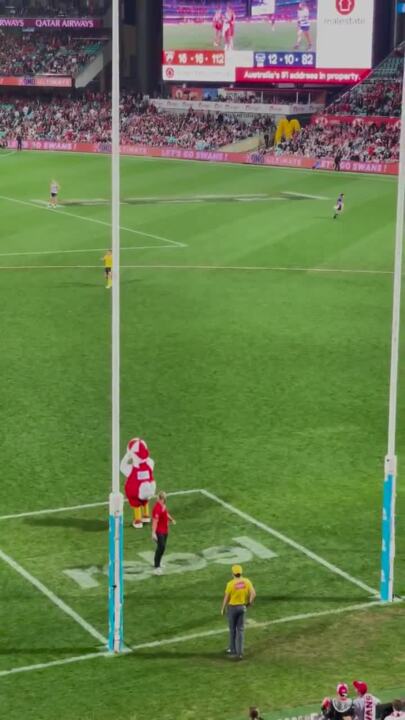 Sydney Swans mascot goes rogue and celebrates a bit early